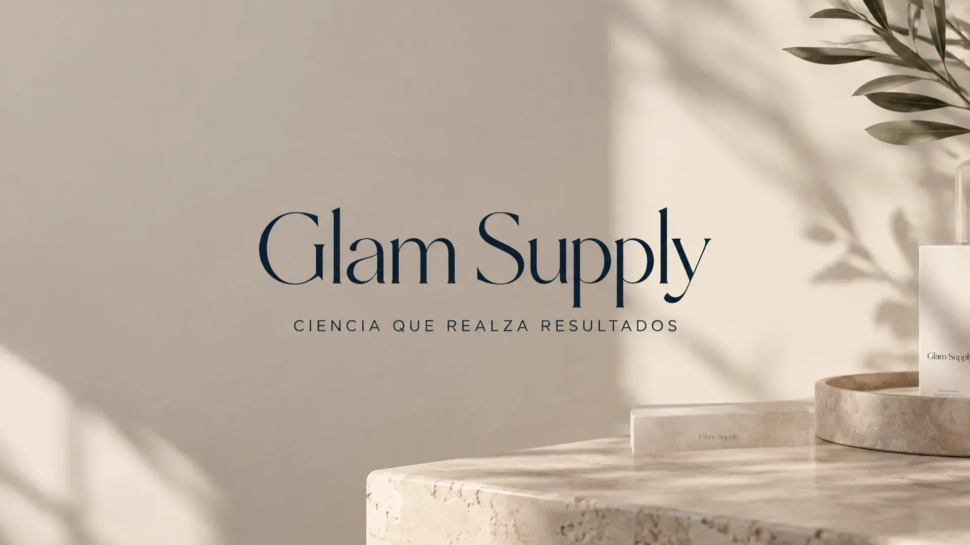 Logotipo de Glam Supply, Ciencia que realza resultados, sobre un pedestal de mármol